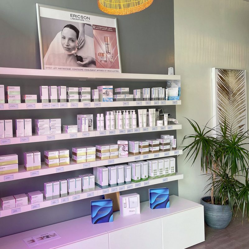 Espace vente de l'institut : étagères de soins Ericson Laboratoire et grande plante verte
