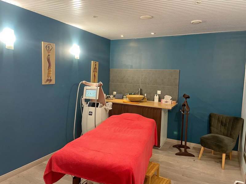 Cabine bleue de l'institut avec l'appareil LPG Cellu M6 Infinity