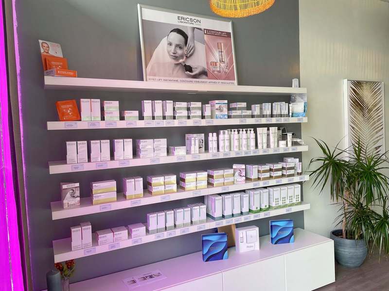 Espace vente de l'institut : étagères de soins Ericson Laboratoire et grande plante verte
